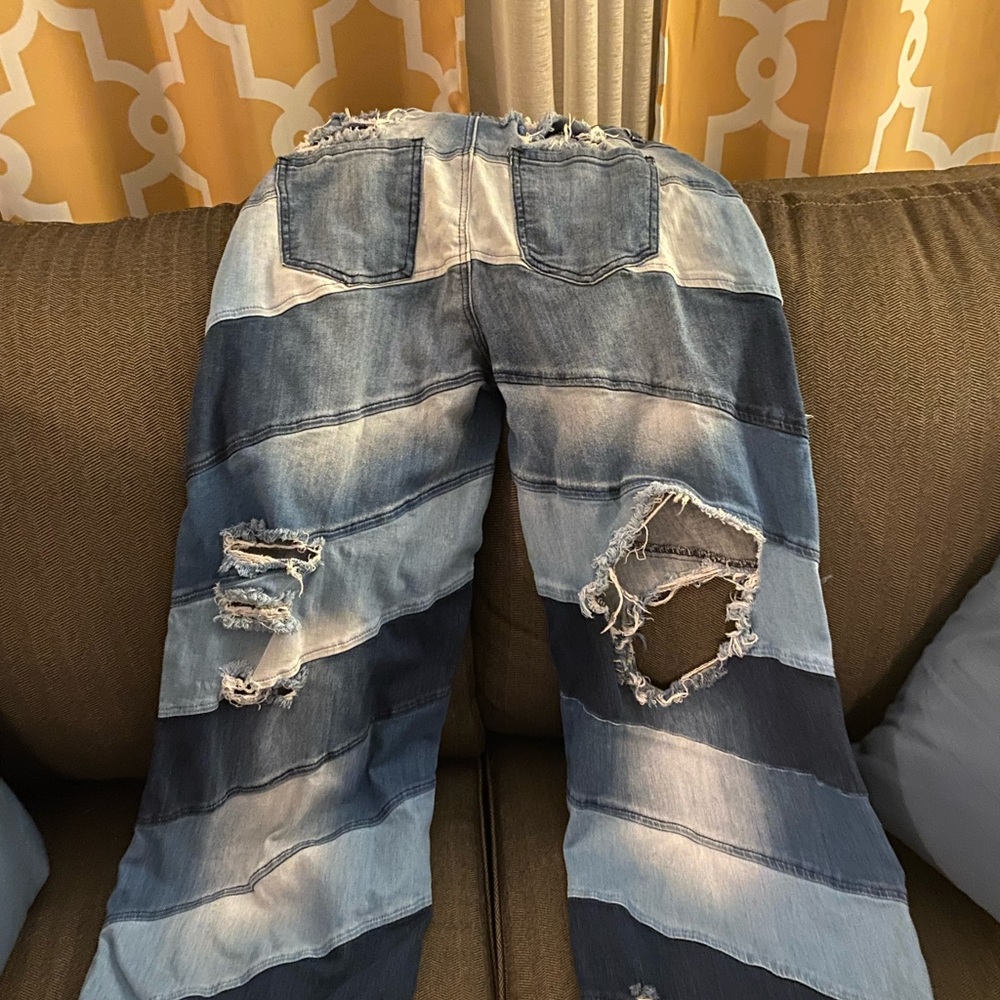 Beautiful Ripped Jeans - Picture 5 of 7